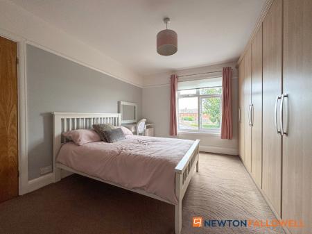 4 bedroom Semi-detached house for sale in Harewood Avenue, Newark
