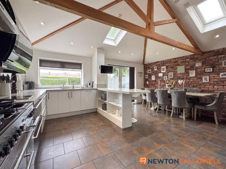 4 bedroom Semi-detached house for sale in Harewood Avenue, Newark