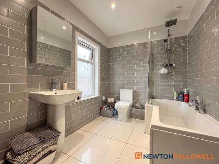 4 bedroom Semi-detached house for sale in Harewood Avenue, Newark