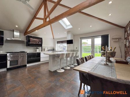 4 bedroom Semi-detached house for sale in Harewood Avenue, Newark