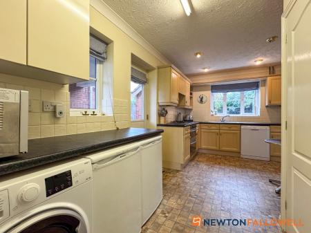 4 bedroom Link detached house for sale in Lancaster Road, Coddington