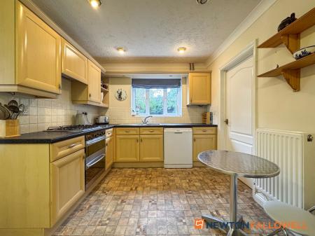 4 bedroom Link detached house for sale in Lancaster Road, Coddington