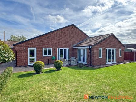 4 bedroom Detached bungalow for sale in Long Lane, Farndon
