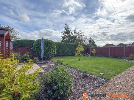 4 bedroom Detached bungalow for sale in Long Lane, Farndon