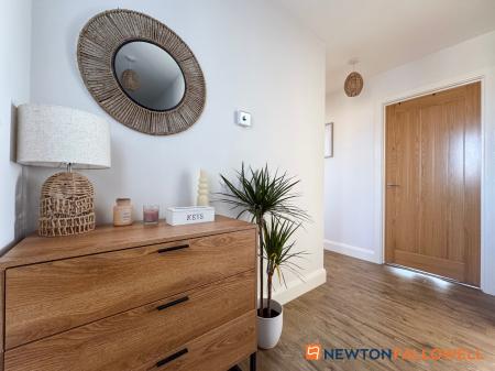 2 bedroom Flat for sale in Lord Hawke Way, Newark