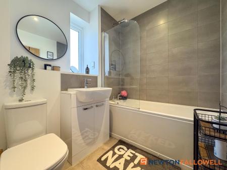 2 bedroom Flat for sale in Lord Hawke Way, Newark