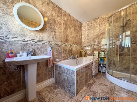 4 bedroom Detached bungalow for sale in New Lane, Girton