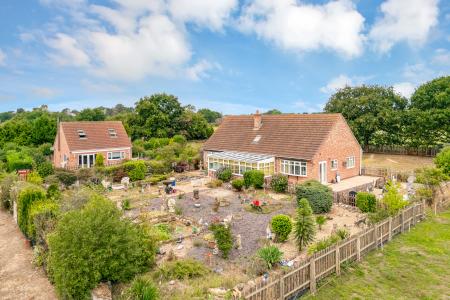 4 bedroom Detached bungalow for sale in New Lane, Girton