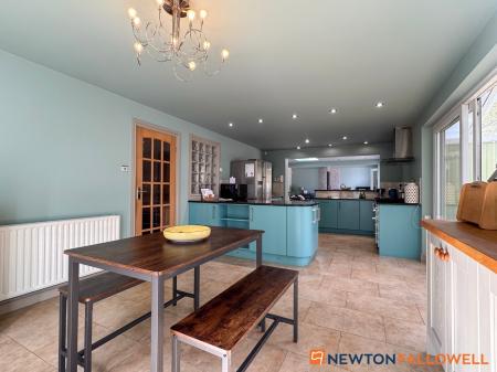 5 bedroom Detached house for sale in North Road, Sutton-on-Trent