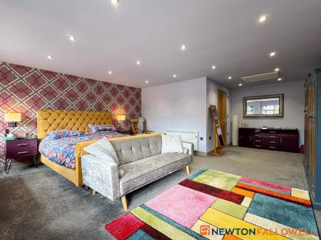 5 bedroom Detached house for sale in North Road, Sutton-on-Trent