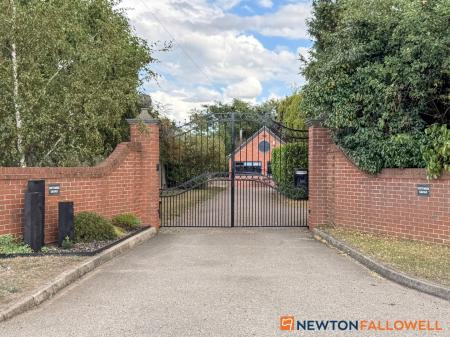 5 bedroom Detached house for sale in North Road, Sutton-on-Trent