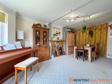 4 bedroom Detached house for sale in Saucemere Drive, Newark