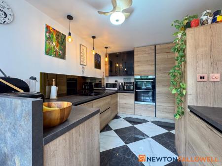 4 bedroom Detached house for sale in Saucemere Drive, Newark