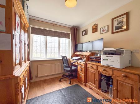4 bedroom Detached house for sale in Saucemere Drive, Newark