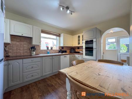 3 bedroom Semi-detached house for sale in Thoresby Avenue, Newark