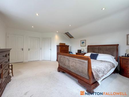 6 bedroom Detached house for sale in Town Street, Westborough