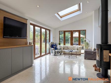 6 bedroom Detached house for sale in Town Street, Westborough