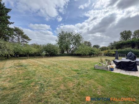 6 bedroom Detached house for sale in Town Street, Westborough