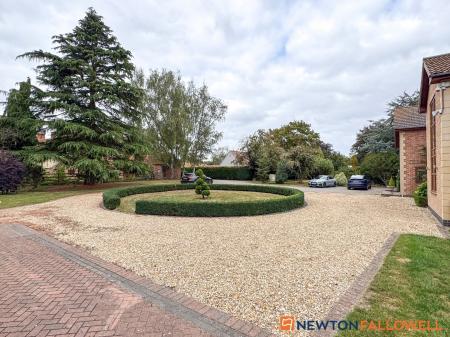 6 bedroom Detached house for sale in Town Street, Westborough