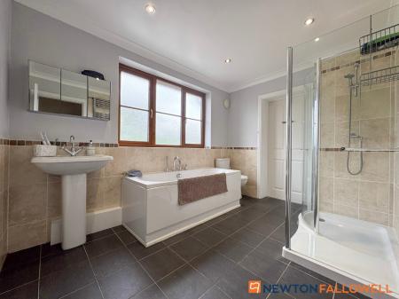 6 bedroom Detached house for sale in Town Street, Westborough