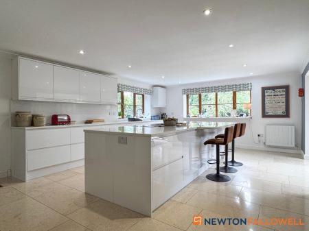 6 bedroom Detached house for sale in Town Street, Westborough