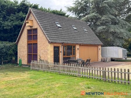 6 bedroom Detached house for sale in Town Street, Westborough