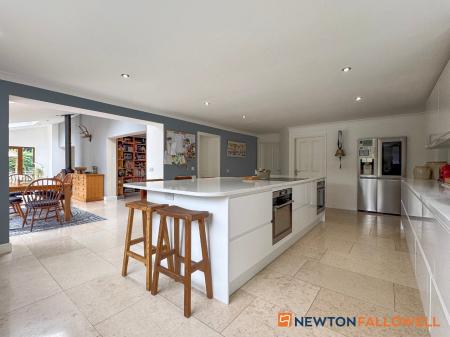 6 bedroom Detached house for sale in Town Street, Westborough