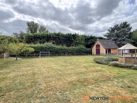 6 bedroom Detached house for sale in Town Street, Westborough