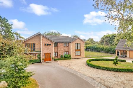 6 bedroom Detached house for sale in Town Street, Westborough