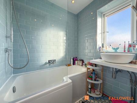 3 bedroom End of terrace house for sale in Cranmer Road, Newark