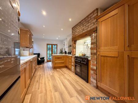 3 bedroom Semi-detached house for sale in Wellington Road, Newark