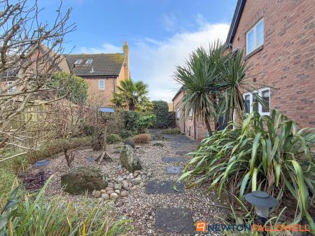 6 bedroom Detached house for sale in Glebe Park, Balderton