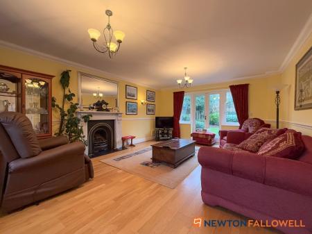 6 bedroom Detached house for sale in Glebe Park, Balderton