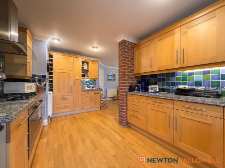 6 bedroom Detached house for sale in Glebe Park, Balderton