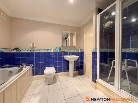 6 bedroom Detached house for sale in Glebe Park, Balderton