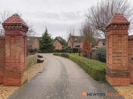 6 bedroom Detached house for sale in Glebe Park, Balderton