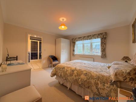 6 bedroom Detached house for sale in Glebe Park, Balderton