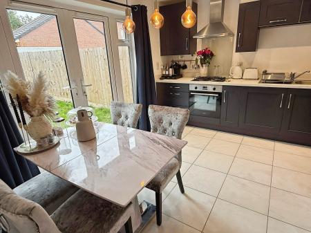 2 bedroom End of terrace house for sale in Abbots Drive, Oadby, LE2