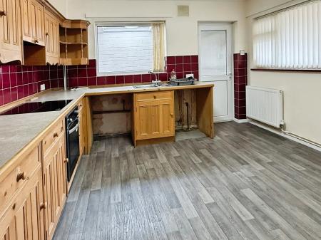 3 bedroom Semi-detached house for sale in Coombe Rise, Oadby, LE2