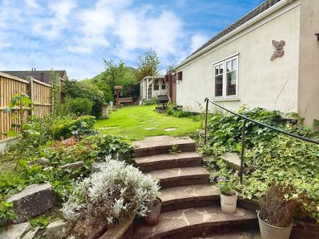 3 bedroom Semi-detached house for sale in Fiona Drive, Thurnby, LE7