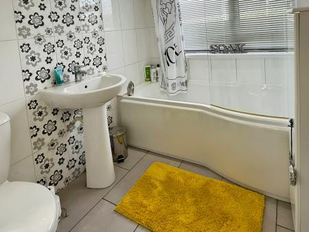 4 bedroom End of terrace house for sale in Lymington Road, Leicester, Leicester, LE5