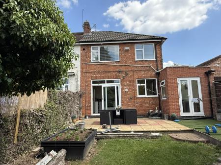 4 bedroom End of terrace house for sale in Lymington Road, Leicester, Leicester, LE5