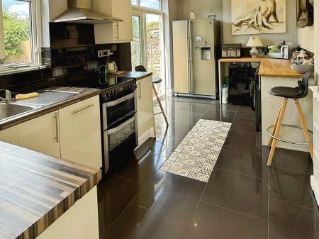 4 bedroom End of terrace house for sale in Lymington Road, Leicester, Leicester, LE5