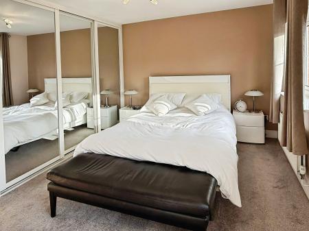 4 bedroom Detached house for sale in Smore Slade Hills, Oadby, LE2