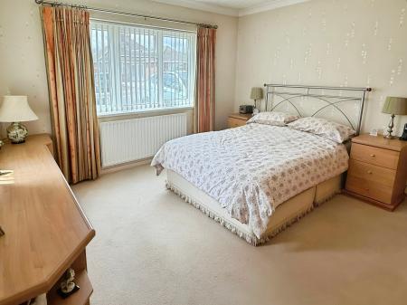 2 bedroom Detached bungalow for sale in Wayside Drive, Oadby, LE2