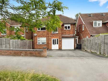 4 bedroom Detached house for sale in Ash Tree Road, Oadby, LE2