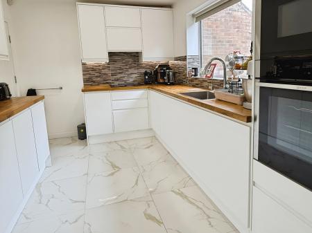 4 bedroom Detached house for sale in Ash Tree Road, Oadby, LE2