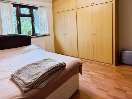 3 bedroom Semi-detached house for sale in Brambling Way, Oadby, LE2