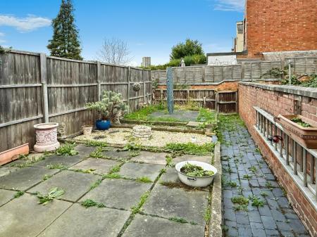 3 bedroom Terraced House for sale in Clarendon Park Road, Leicester, Leicester, LE2