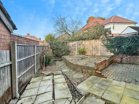 3 bedroom Semi-detached house for sale in Grosvenor Crescent, Oadby, LE2